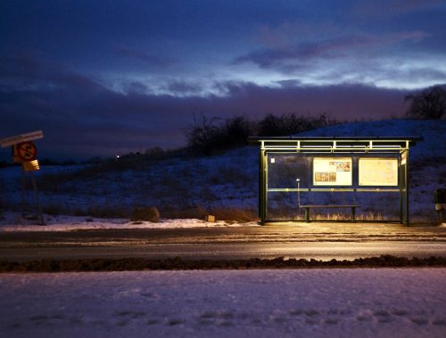 Konstfoto busshållplats Lindarängsvägen på Gärdet