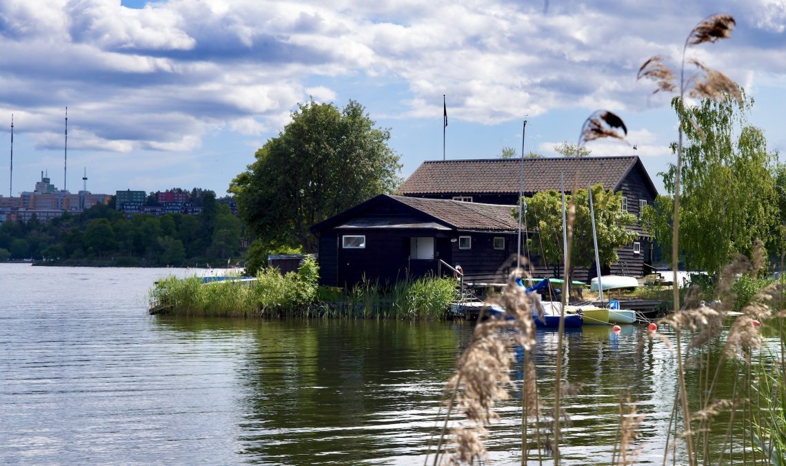 Hus vid vattnet på Djurgården i Stockholm