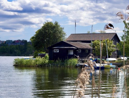 Hus vid vattnet på Djurgården i Stockholm