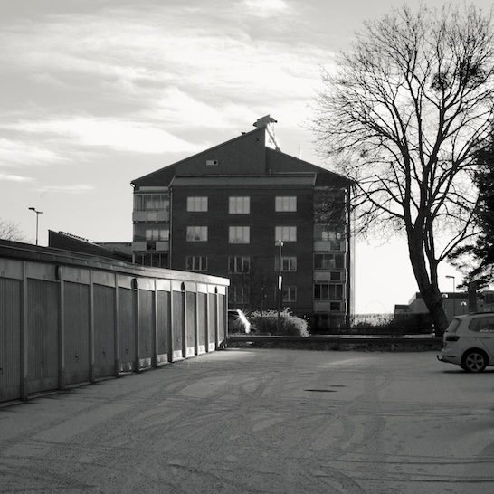 Foto: Henry Bronett. Parkeringsplats, Tibble Torg i Kungsängen.